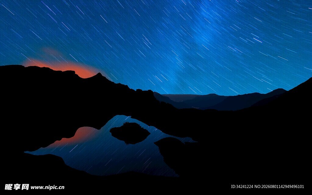 夜空下的静谧山水倒影