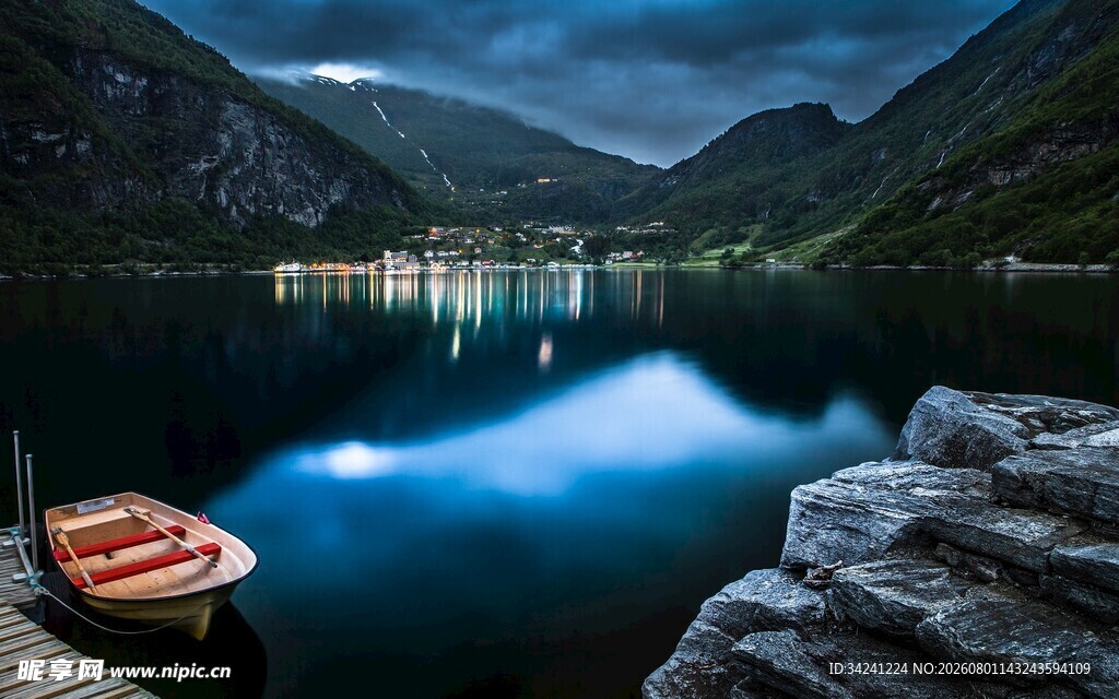 静谧湖畔小船夜景图