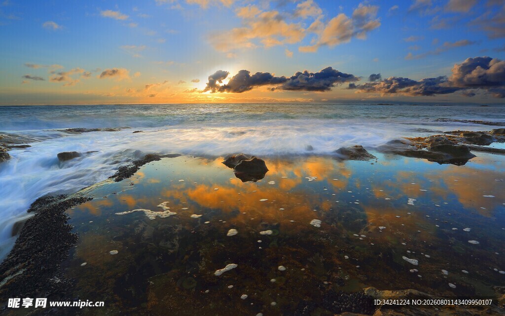 海边日落美景波光粼粼