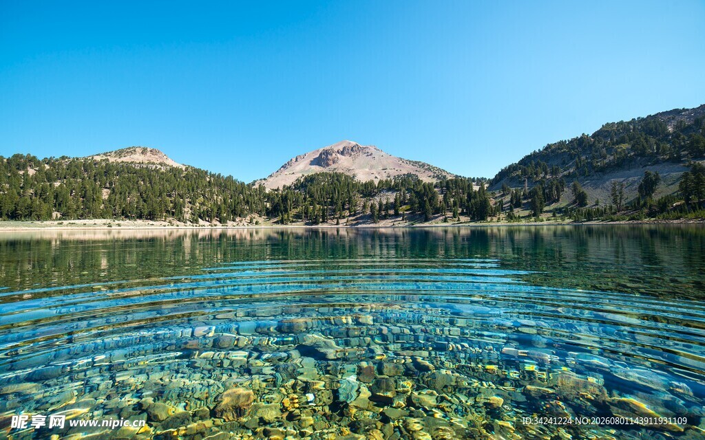清澈湖水映衬远处山峦