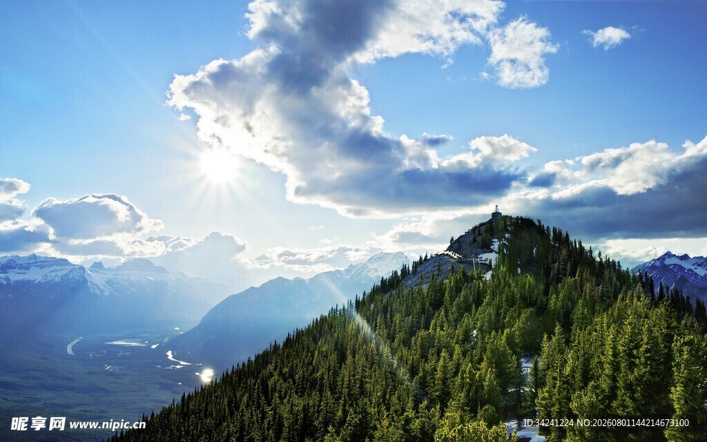 山巅之上的蓝天绿树美景
