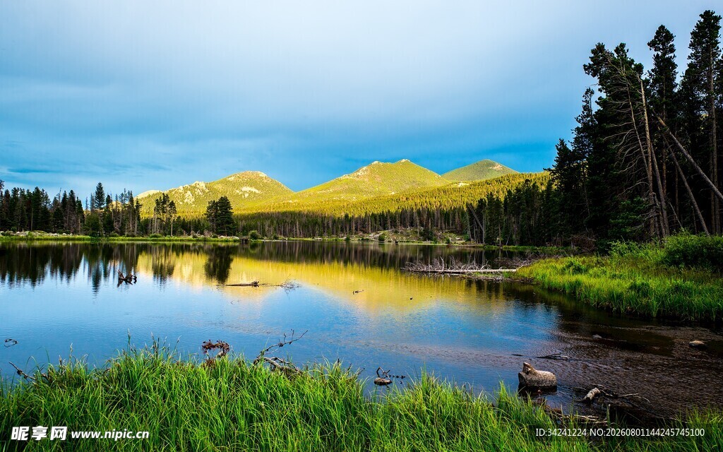 湖畔山林美景
