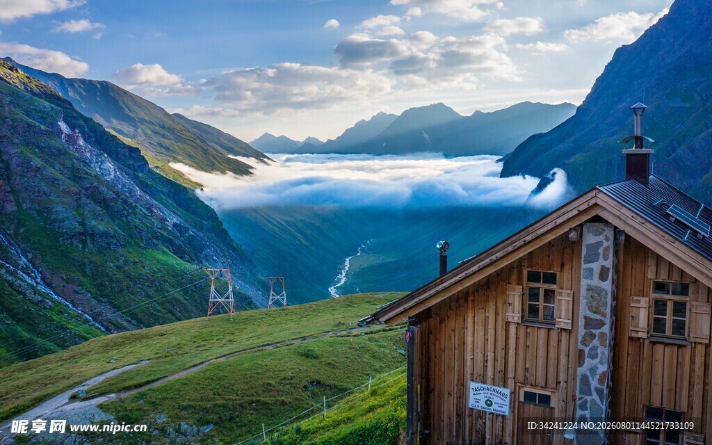 山间木屋邂逅绝美自然风景