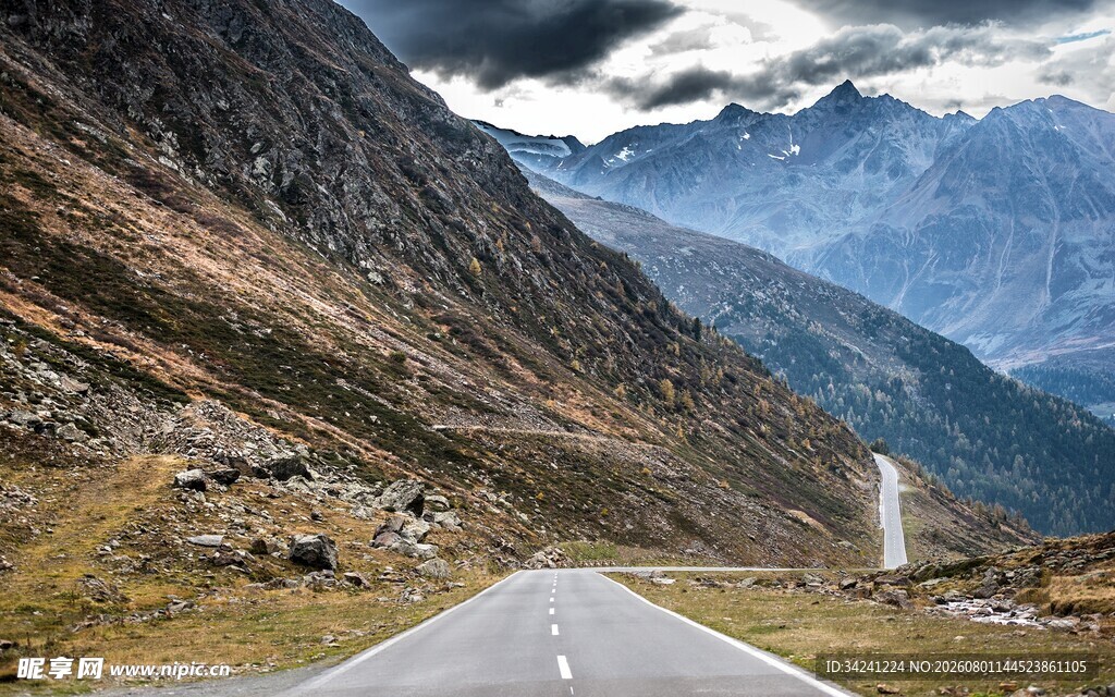 山间公路纵览壮丽风景
