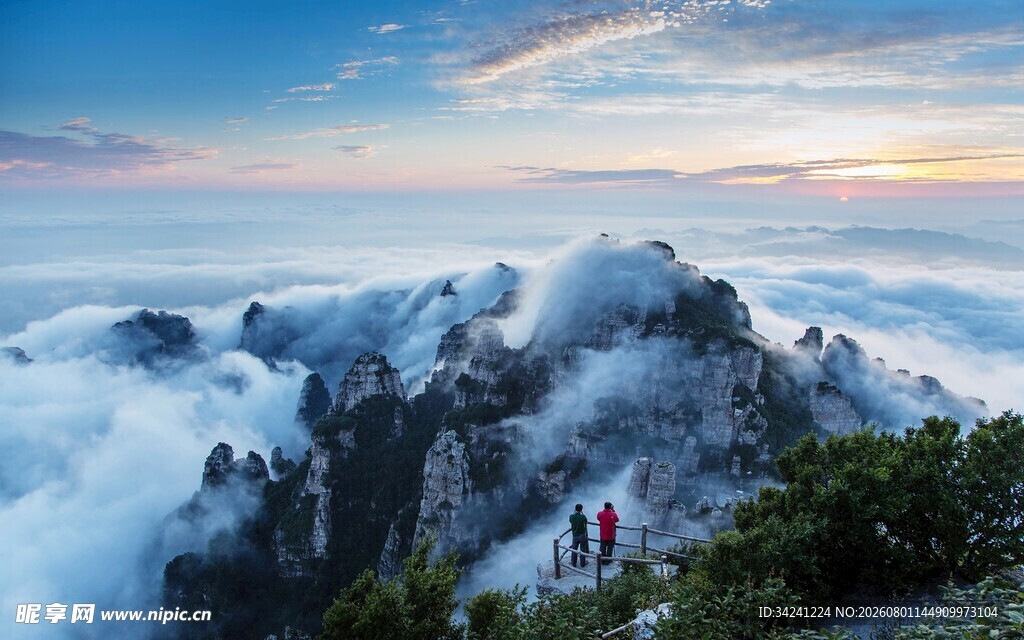 云海之巅的壮丽山景