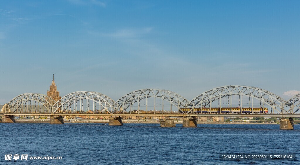 圣彼得堡桥梁横跨蓝色水域