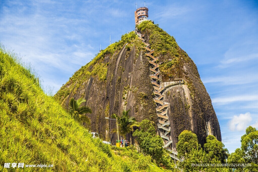 山顶塔楼与山间蜿蜒步道