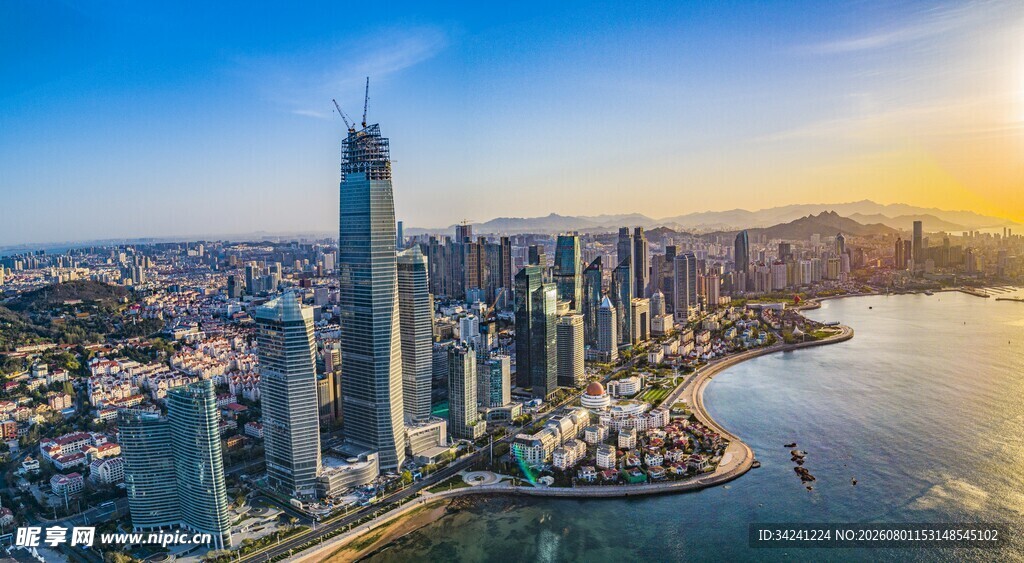 城市天际线与夕阳下的水域