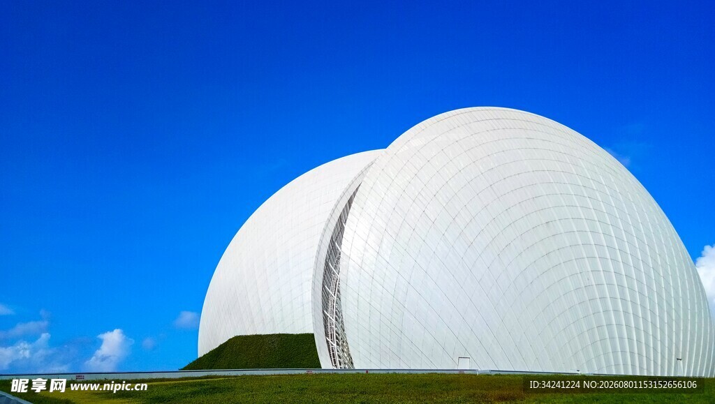 白色圆顶建筑蓝天背景