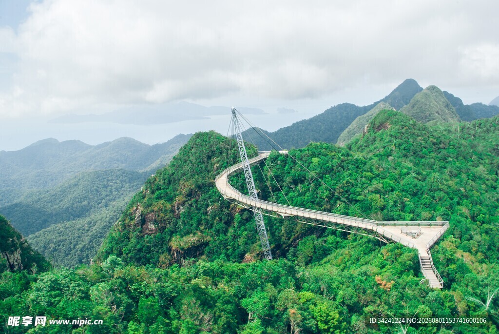 山间蜿蜒公路穿翠绿山林
