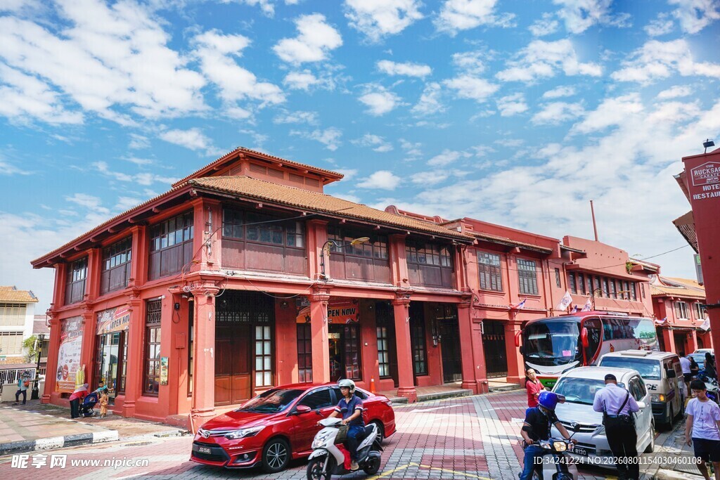 中式红建筑前的热闹街景
