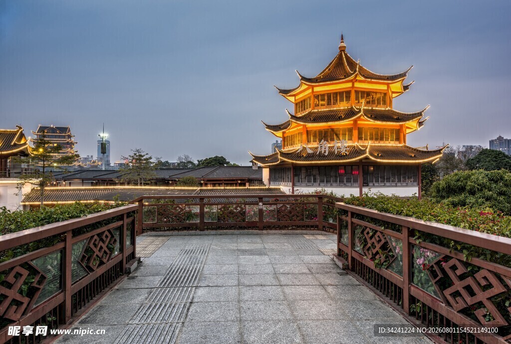 黄鹤楼夜景尽显古典韵味
