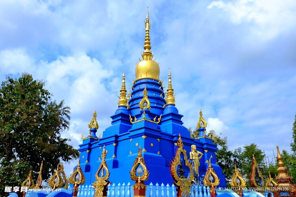 蓝色金顶华丽寺庙建筑