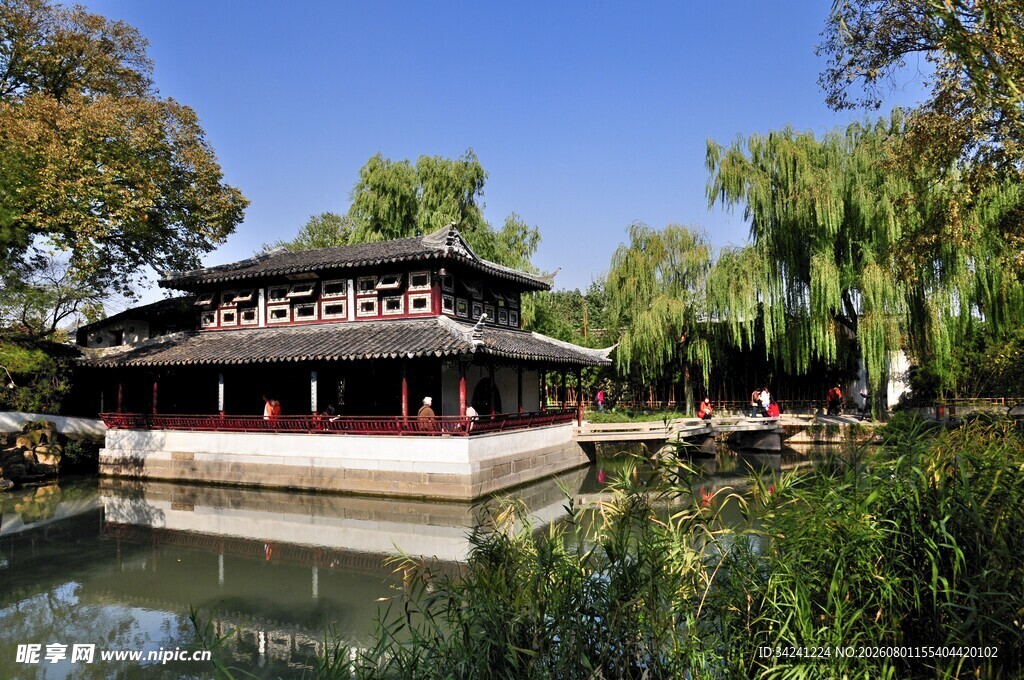 中式古典水畔楼阁美景