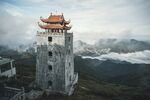 云雾中的中式塔楼
