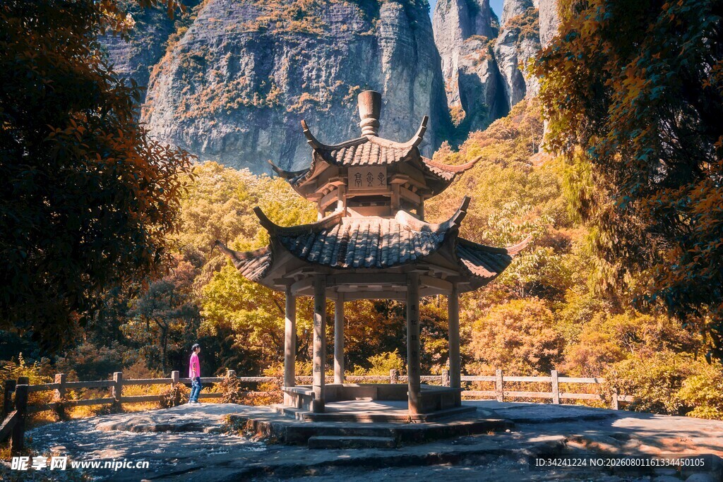 山林中的古典亭子景观