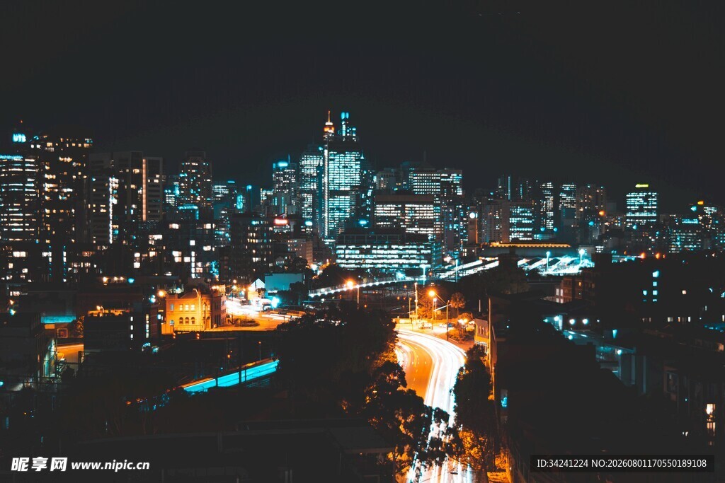 城市夜景中的绚烂烟花