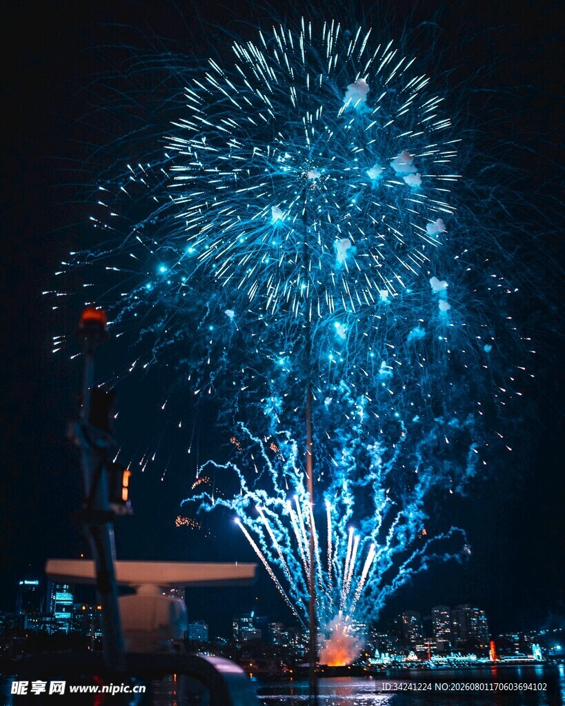 夜空中绽放的绚丽蓝色烟花
