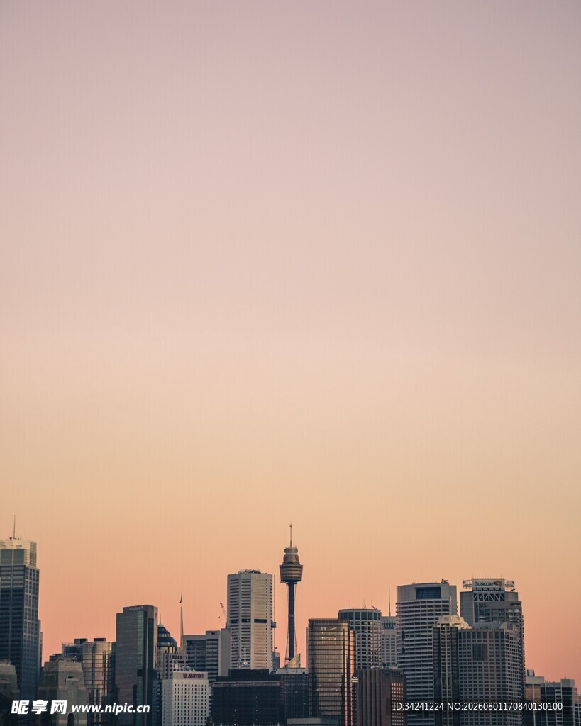 黄昏下的城市天际线