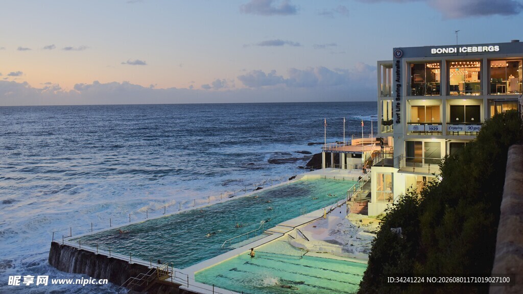 海滨泳池旁的现代建筑