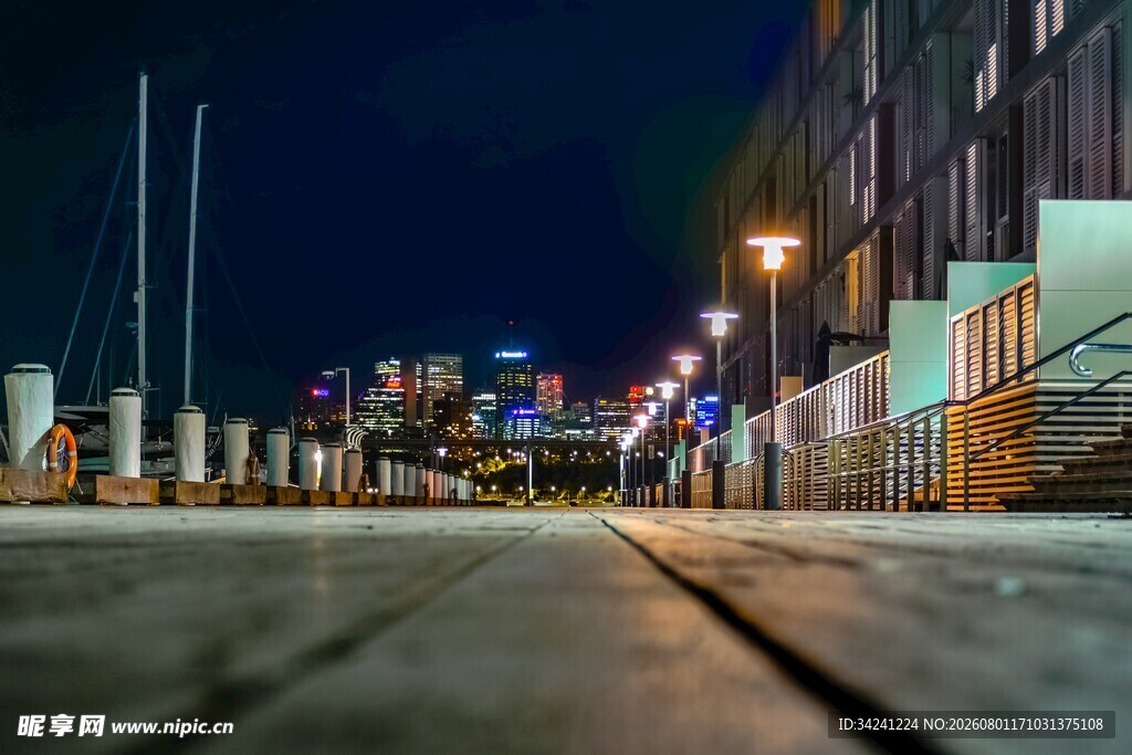 夜晚城市街道木质地面景象