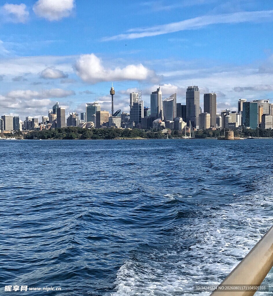 海上远眺城市天际线