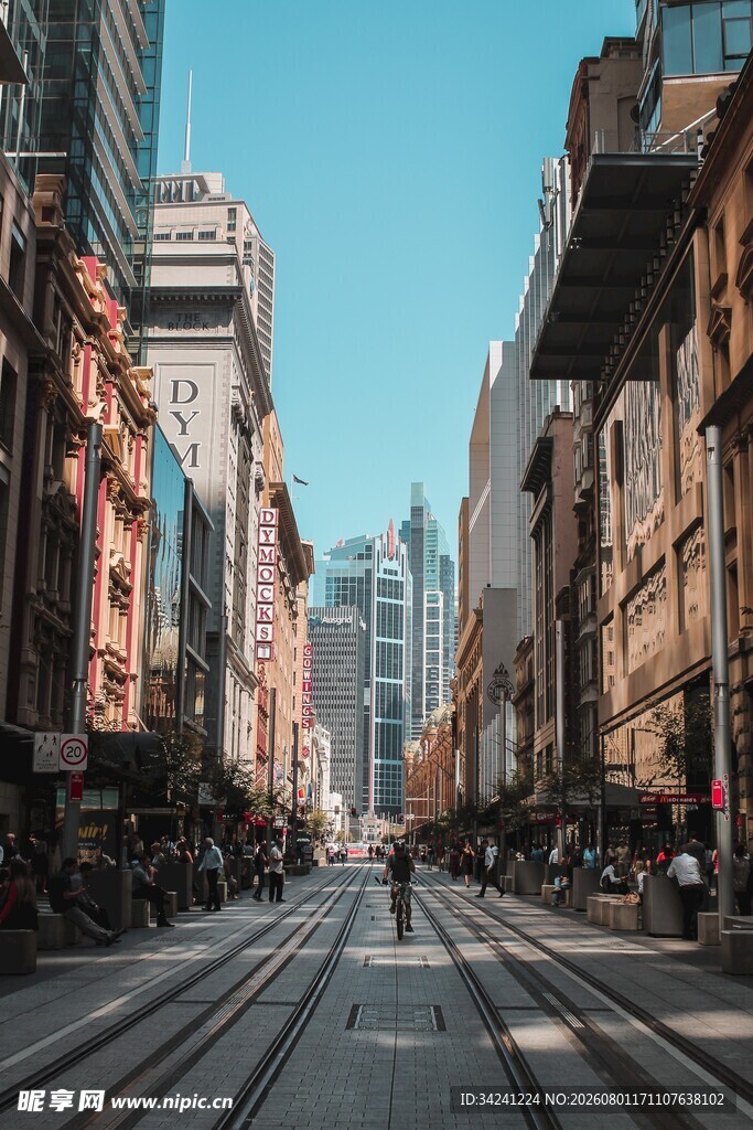 城市街道铁轨与行人景观