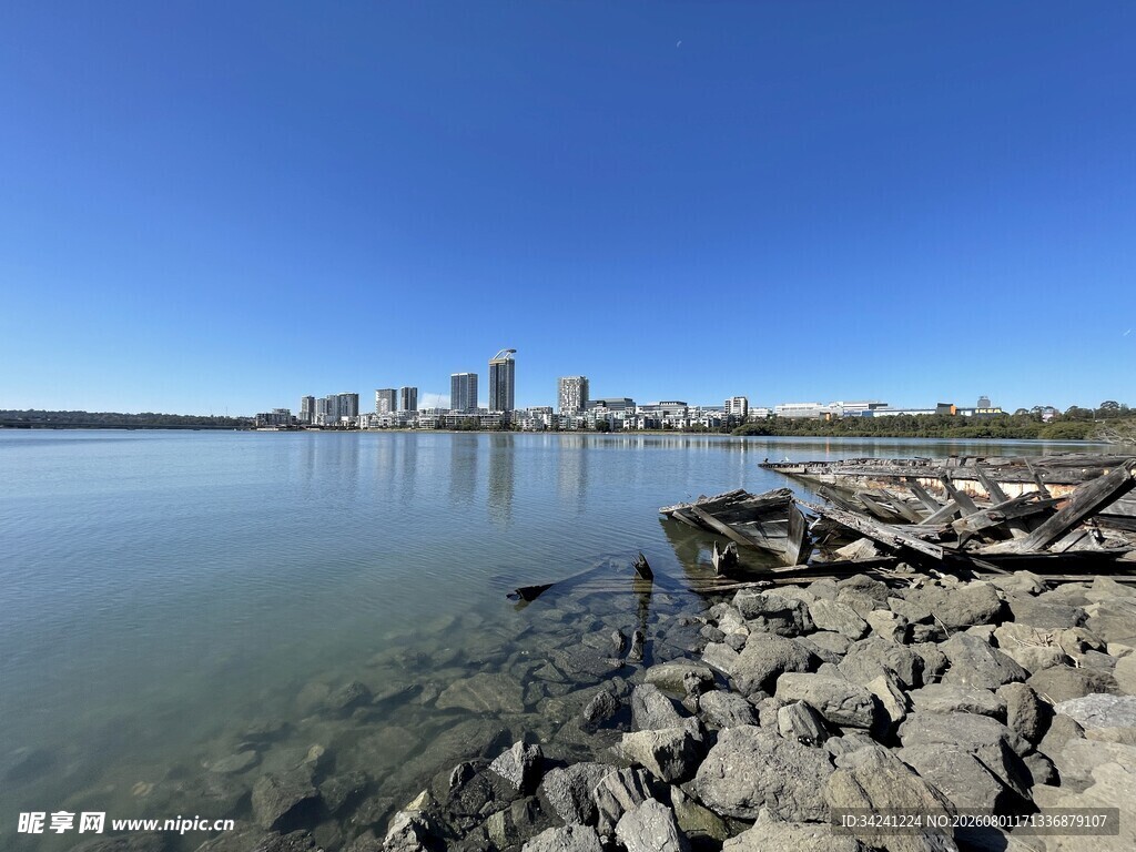 湖畔石岸与远处城市景观