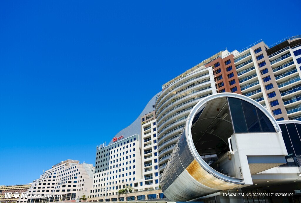 现代建筑与独特管道景观
