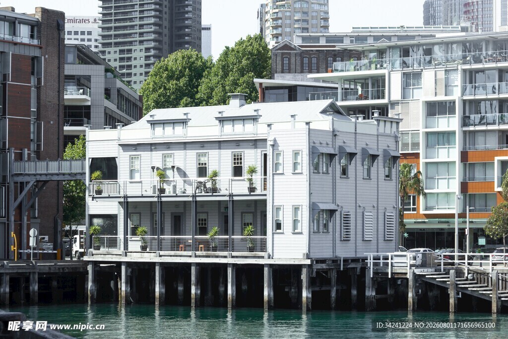 河畔白色建筑城市景致