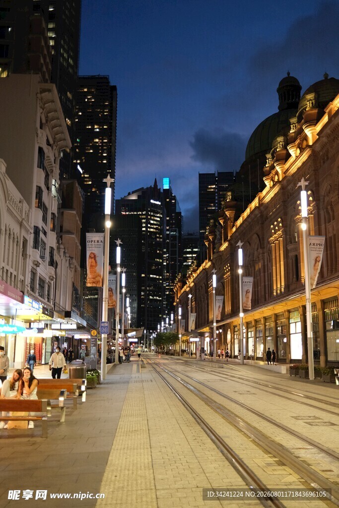 城市夜幕下的街道景象