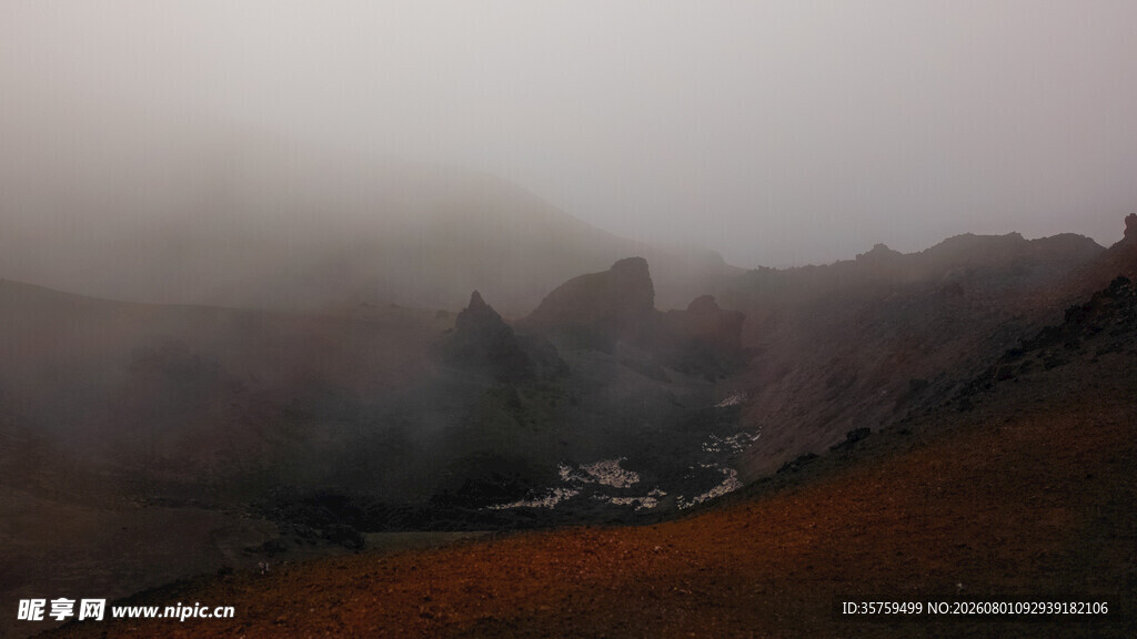 山间雾景朦胧自然之美