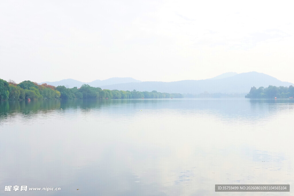 宁静湖面与远山晨景