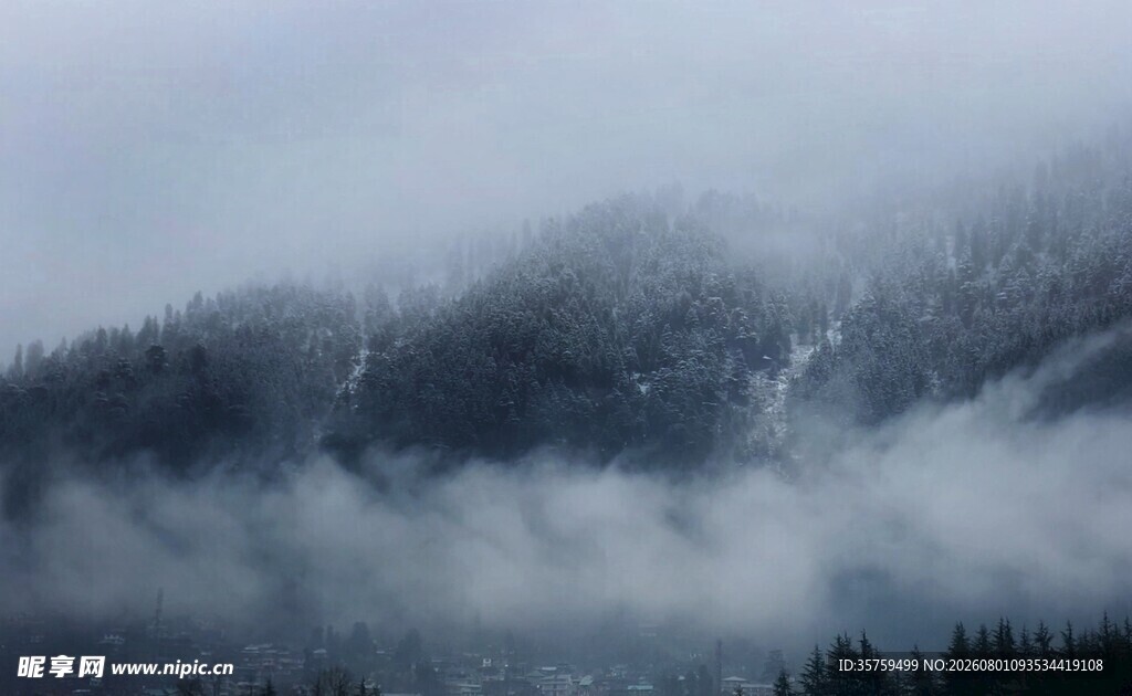 山间云雾缭绕的朦胧美景