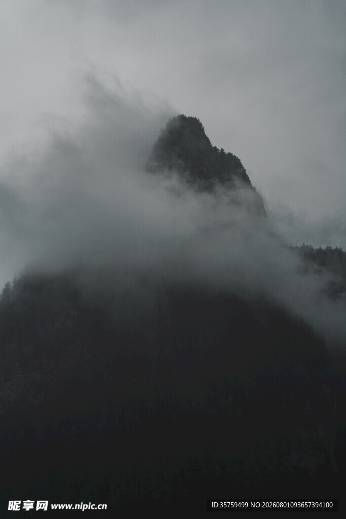云雾缭绕的巍峨山峰