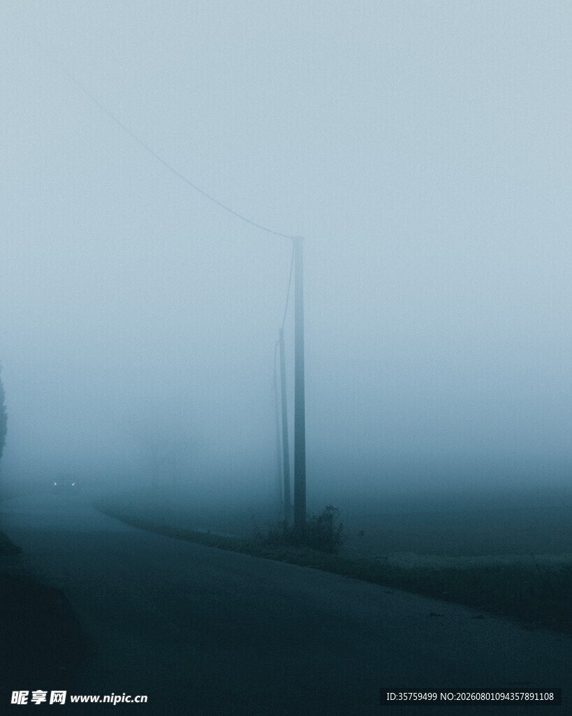雾中公路朦胧静谧景象