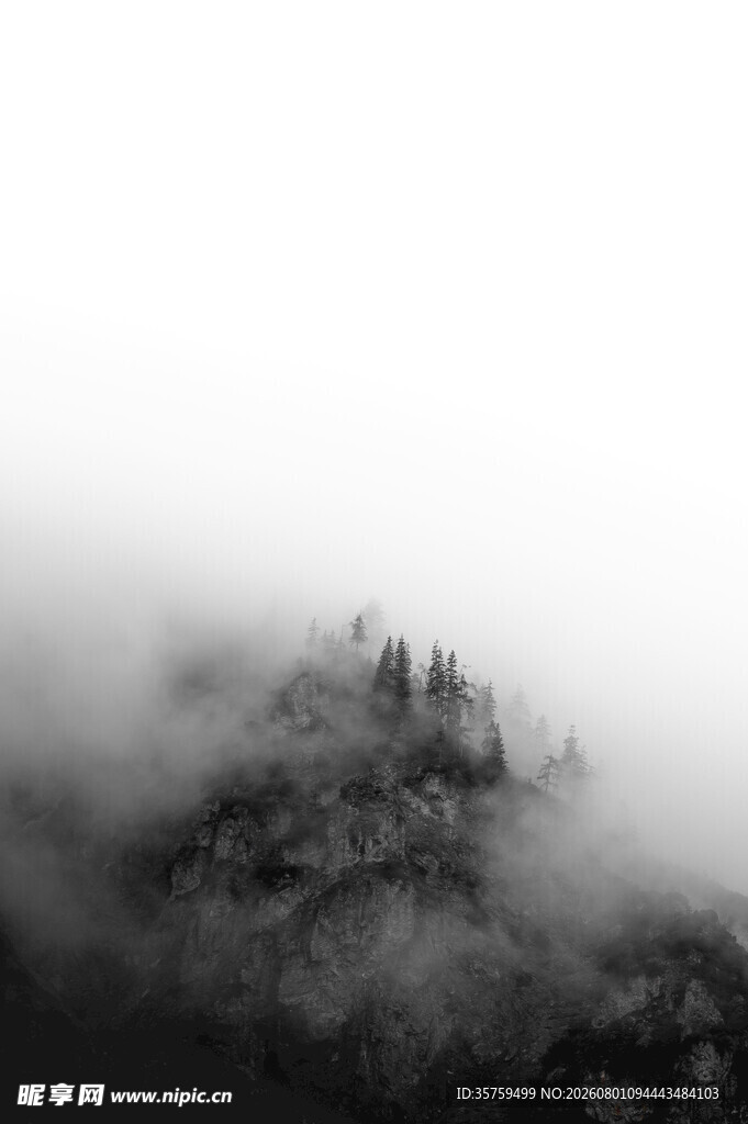 云雾缭绕中的山峦景致