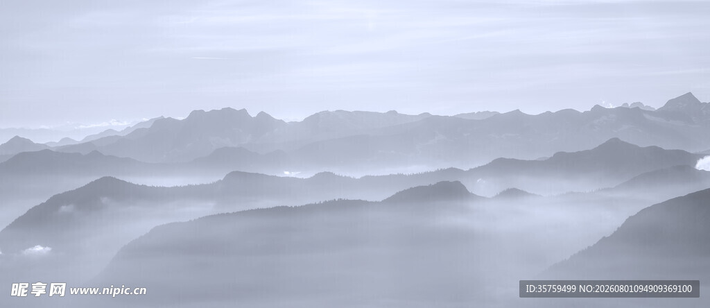 雾中群山美景