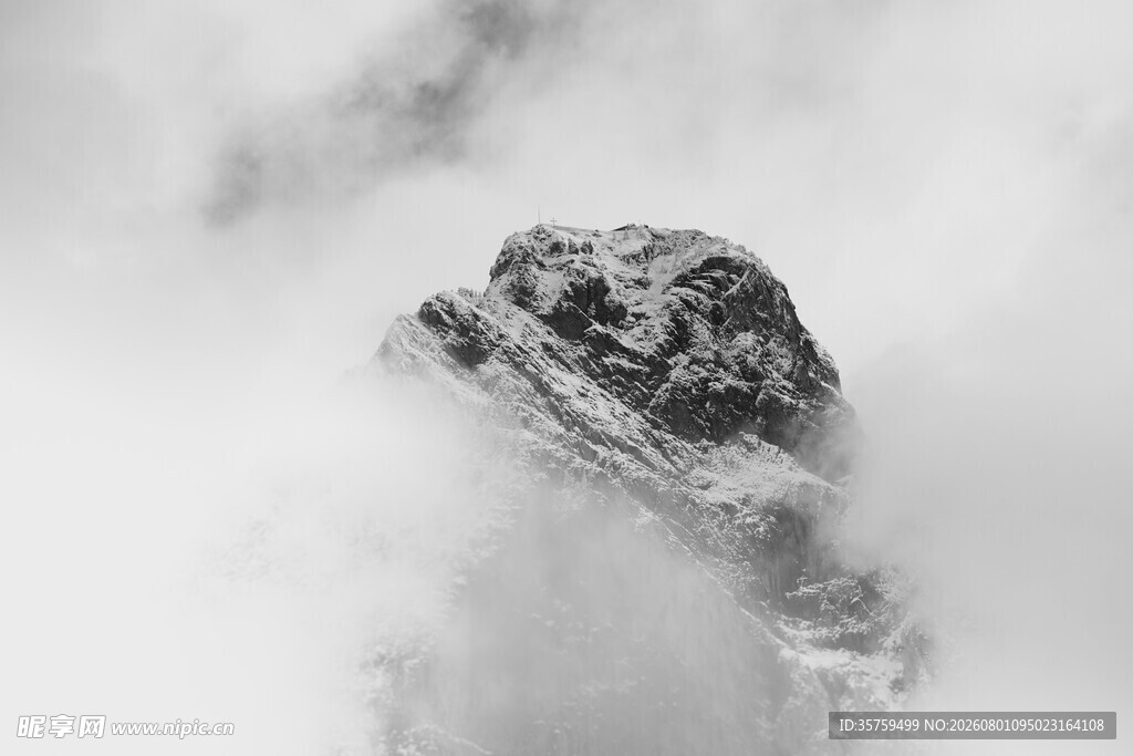 云雾缭绕中的巍峨山峰