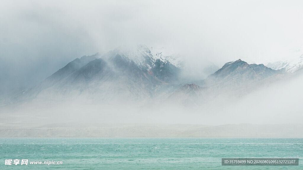 云雾缭绕的山海美景