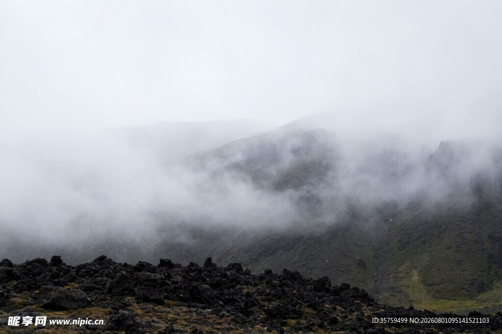 云雾缭绕的山峦美景