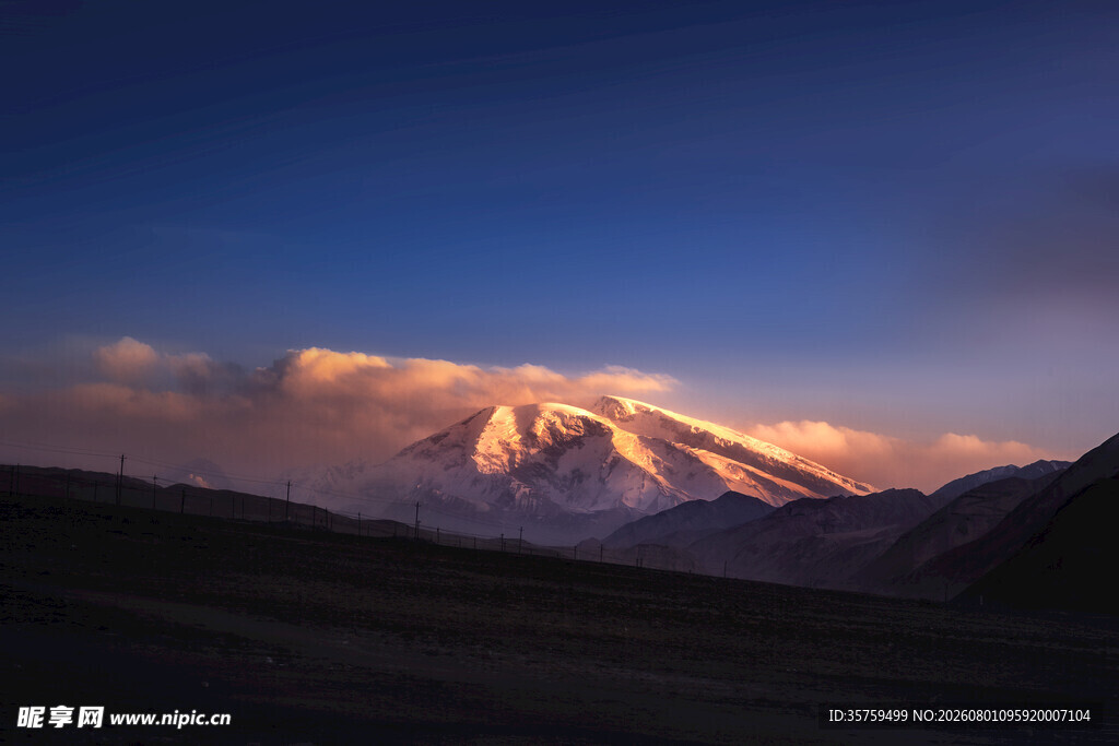 夕阳下的壮丽雪山