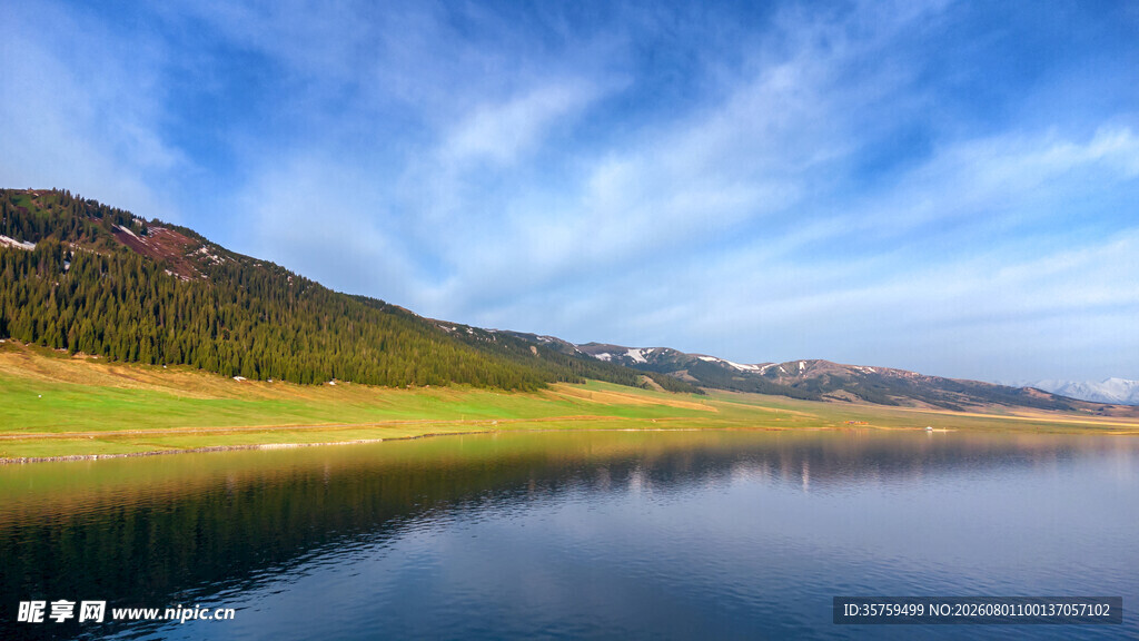 宁静湖畔的山水风光