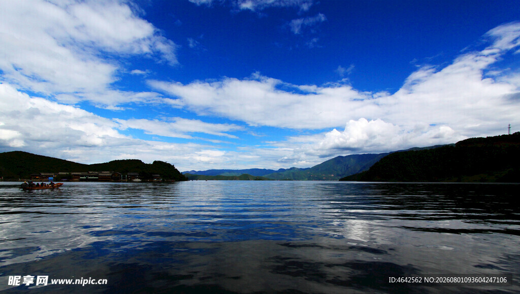 宁静湖景与蓝天白云