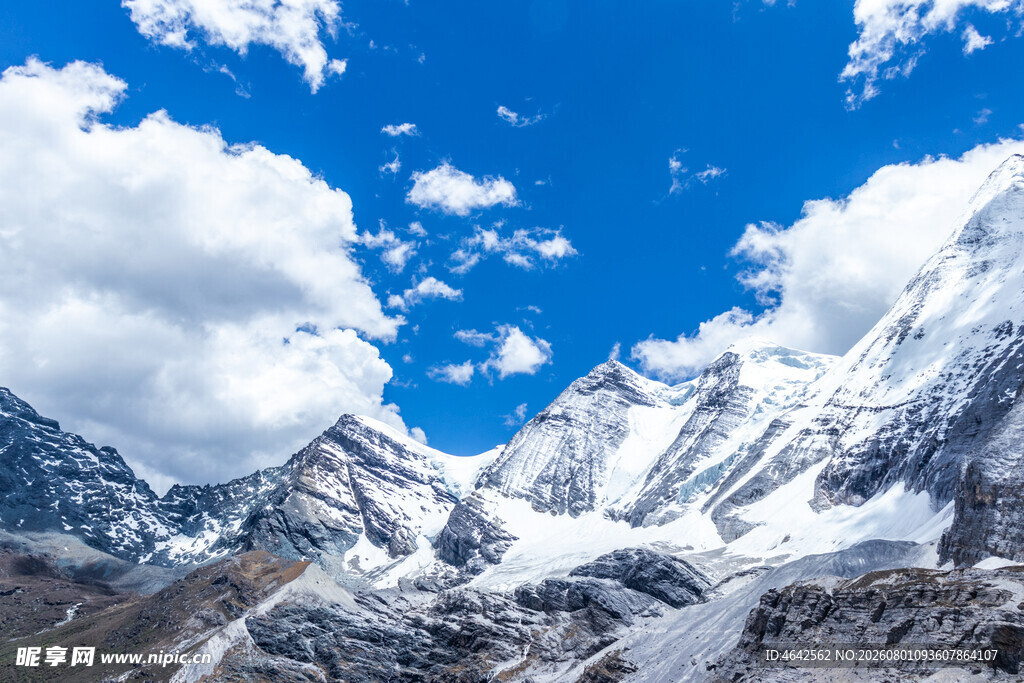 壮丽雪山蓝天白云美景