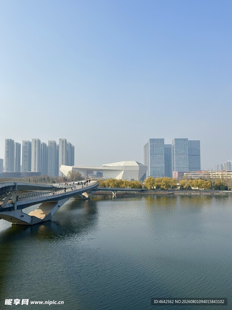 城市河畔桥梁与高楼景致