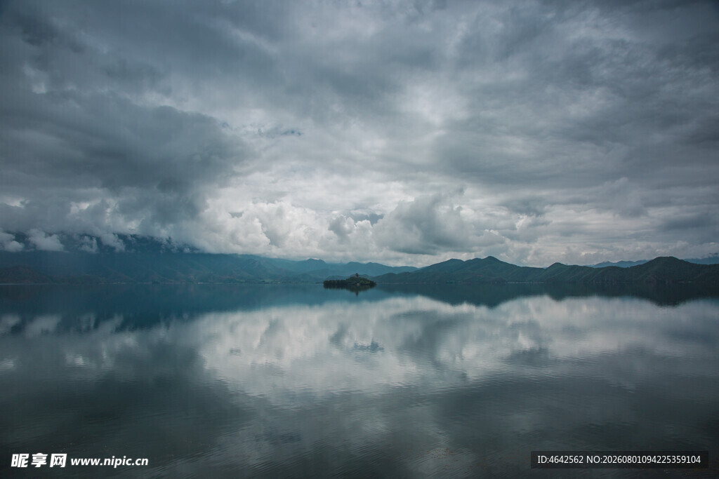 湖面云雾倒影风景如画