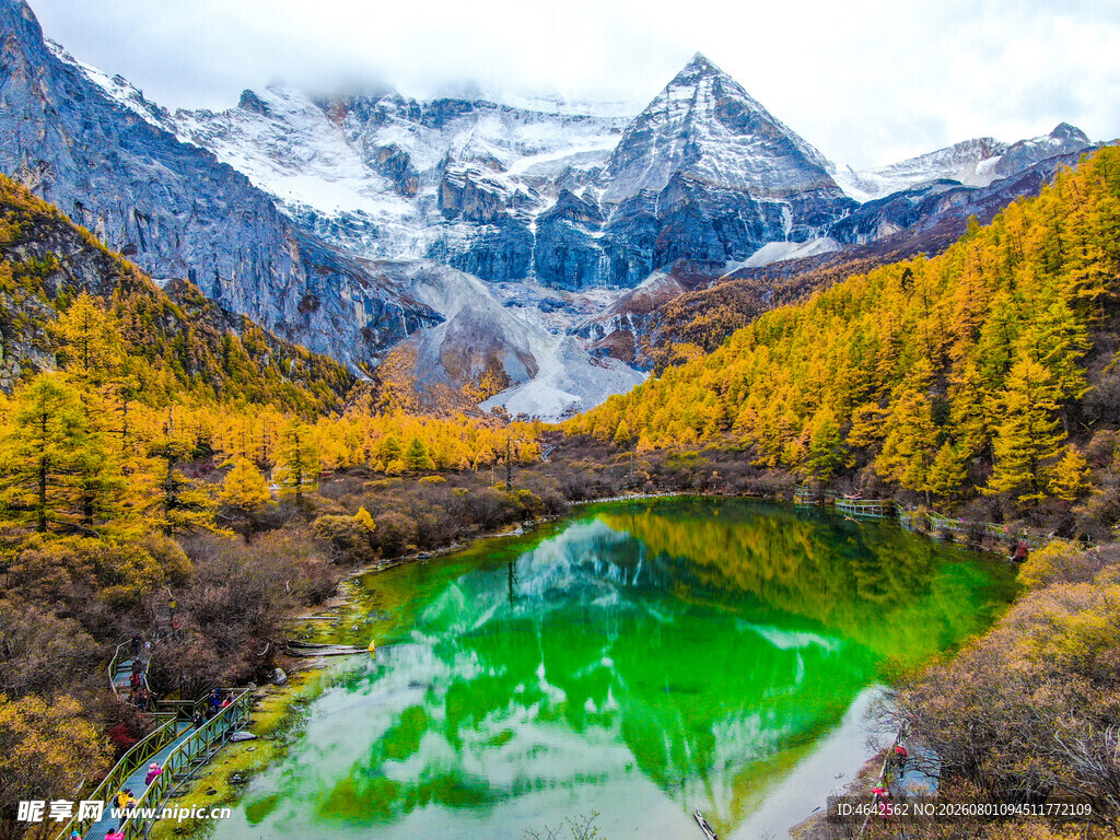 秋日山间碧绿湖水与雪山