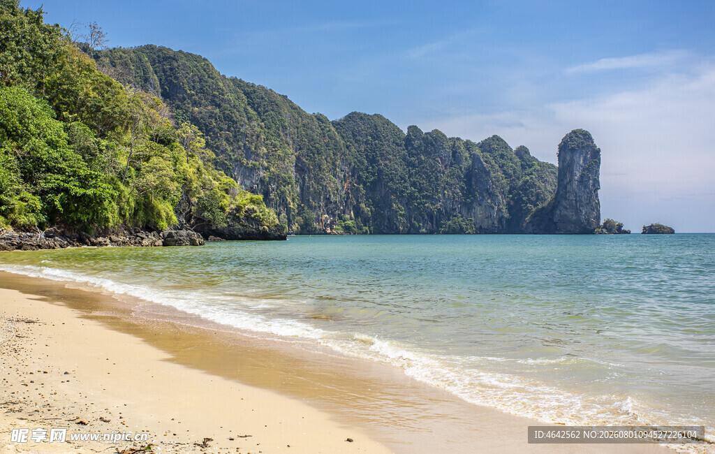 美丽海滨沙滩与青山海景
