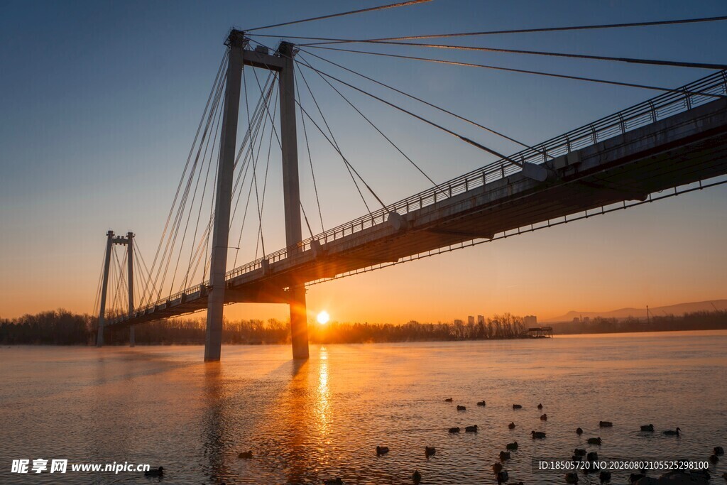 夕阳下的壮丽大桥